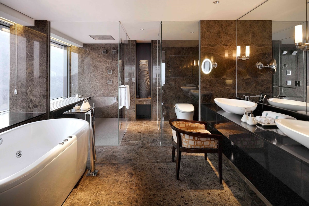 presidential suite | bathroom | separate bathtub and shower, deep-soaking bathtub, free toiletries