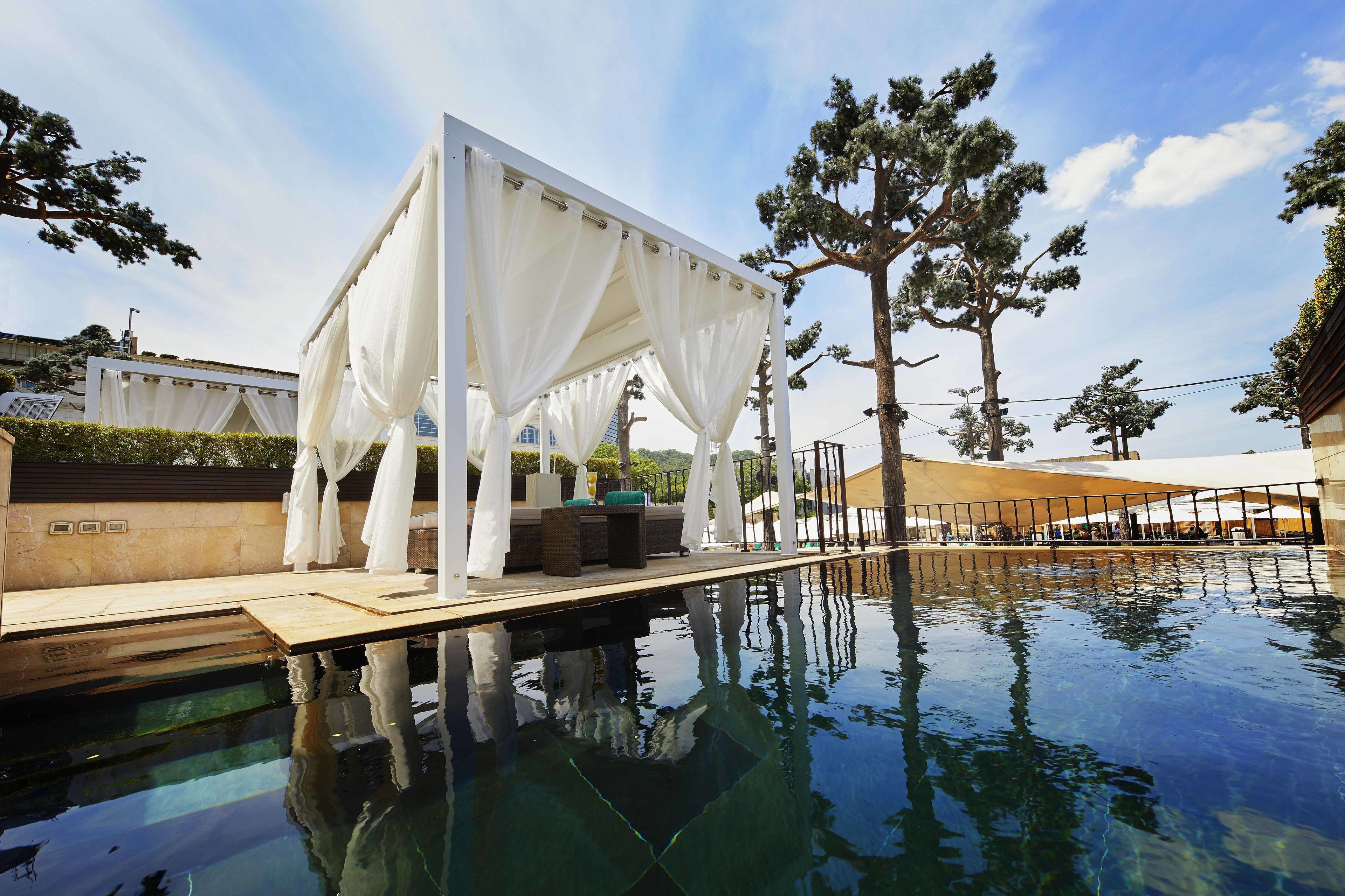 Una piscina techada, una piscina al aire libre