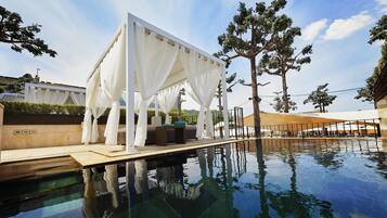 Una piscina techada, una piscina al aire libre