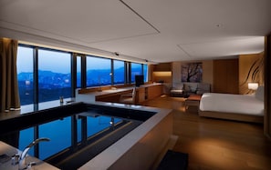 Premier Pool Namsan View | Ylelliset vuodevaatteet, minibaari, tallelokero huoneessa