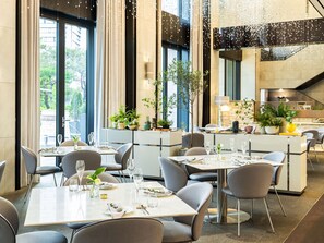 3 restaurants; breakfast, lunch, and dinner served - BanyanTree Club & Spa Seoul (Seoul)