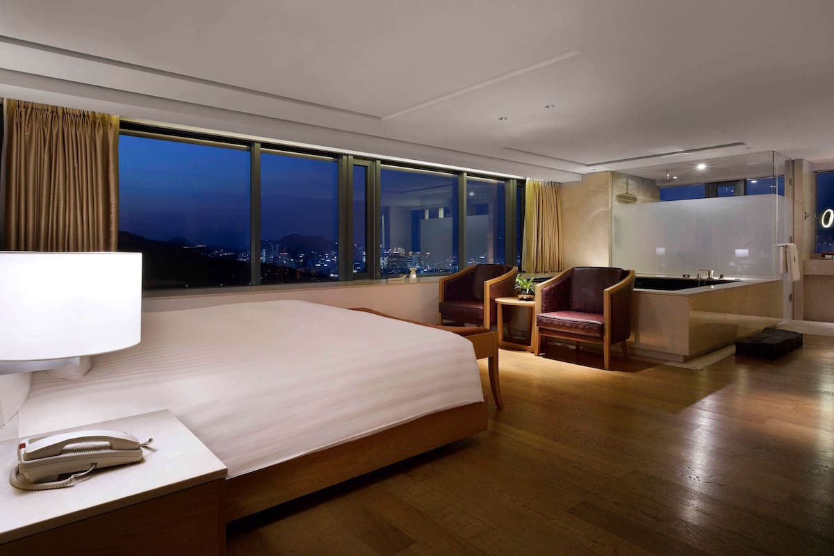 premium bedding, down duvets, minibar, in-room safe