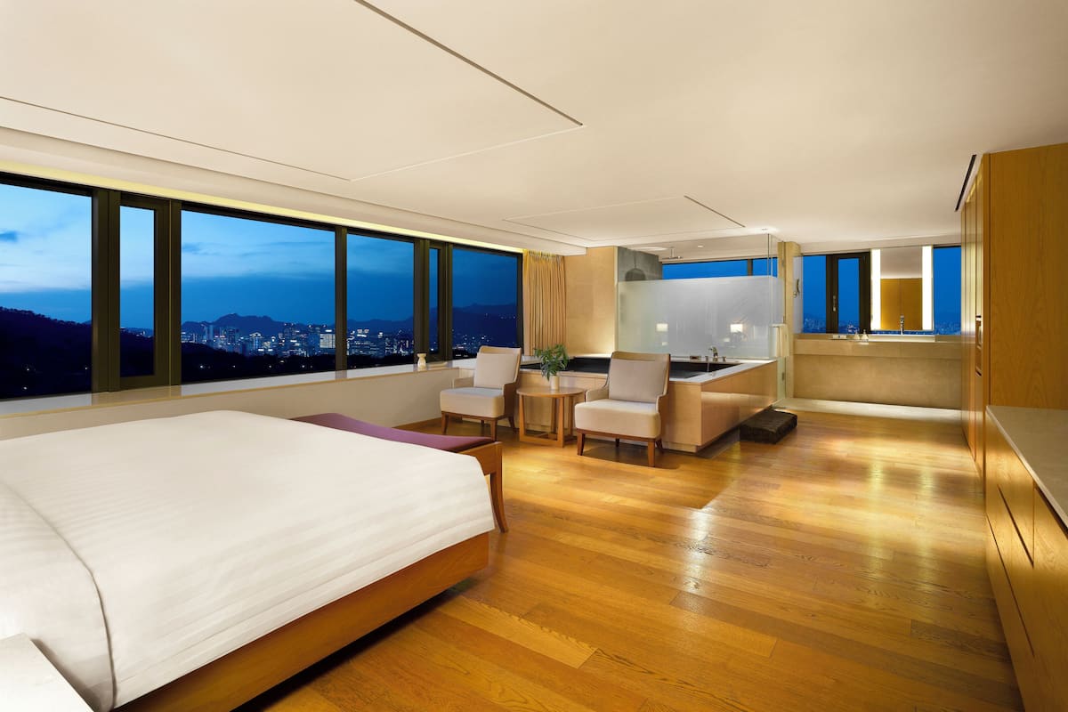 1 bedroom, premium bedding, down duvets, minibar