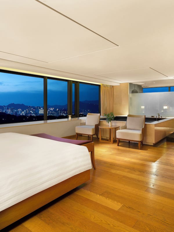 Premium bedding, down comforters, minibar, in-room safe