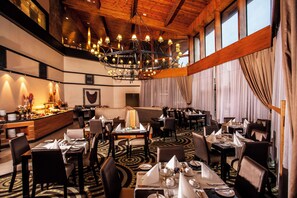 2 restaurants, dinner served