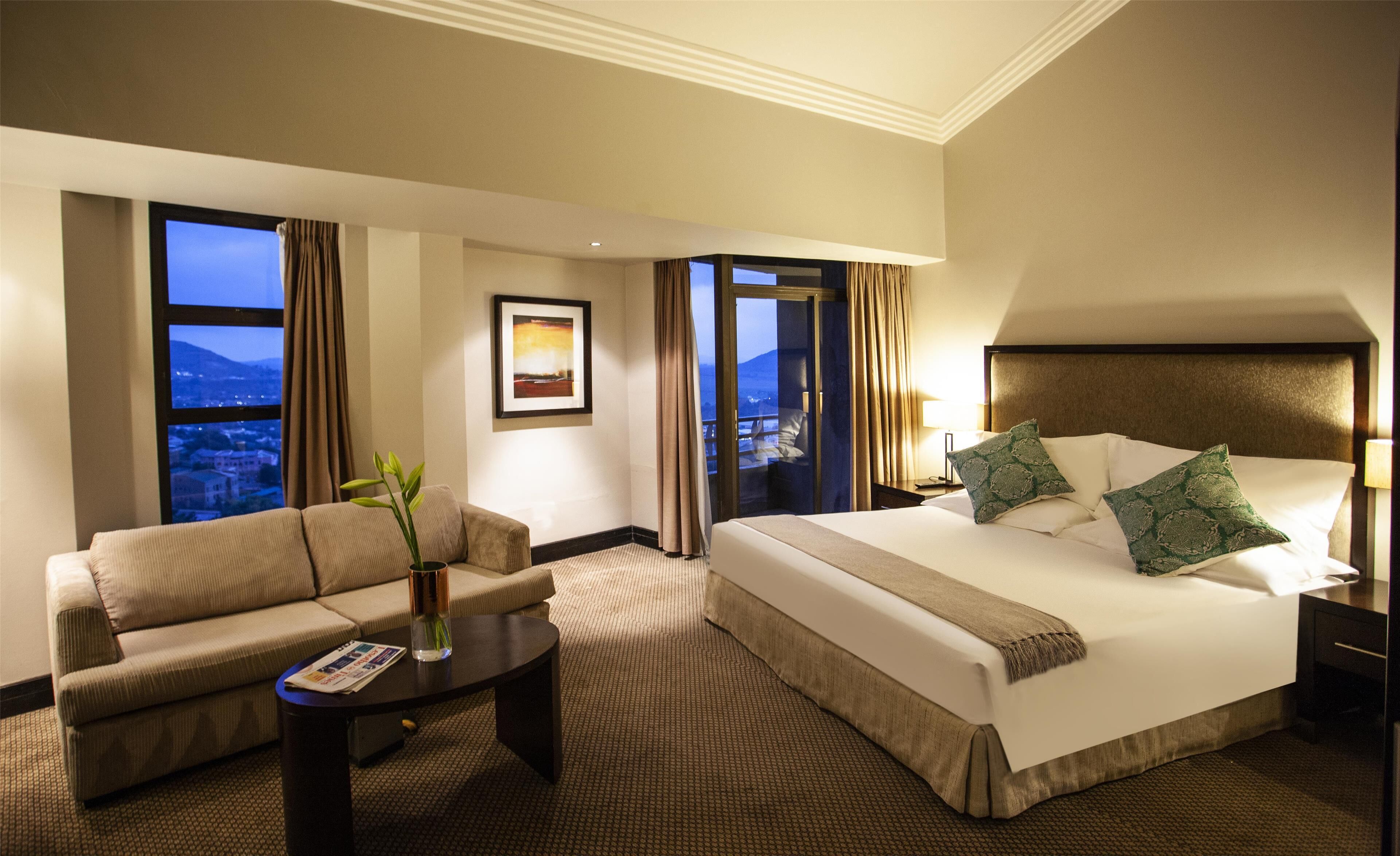 Minibar, coffres-forts dans les chambres, bureau, Wi-Fi gratuit