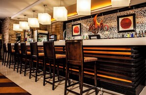2 bares/lounges, bar ao lado da piscina