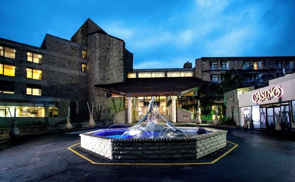 Experience the grand entrance of our hotel, featuring a stunning fountain and modern architecture.