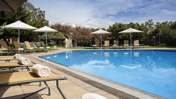 Outdoor pool, pool umbrellas, sun loungers