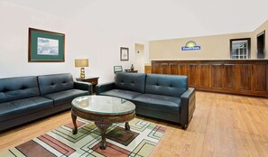 Lobby - Days Inn by Wyndham Savannah (Savannah)