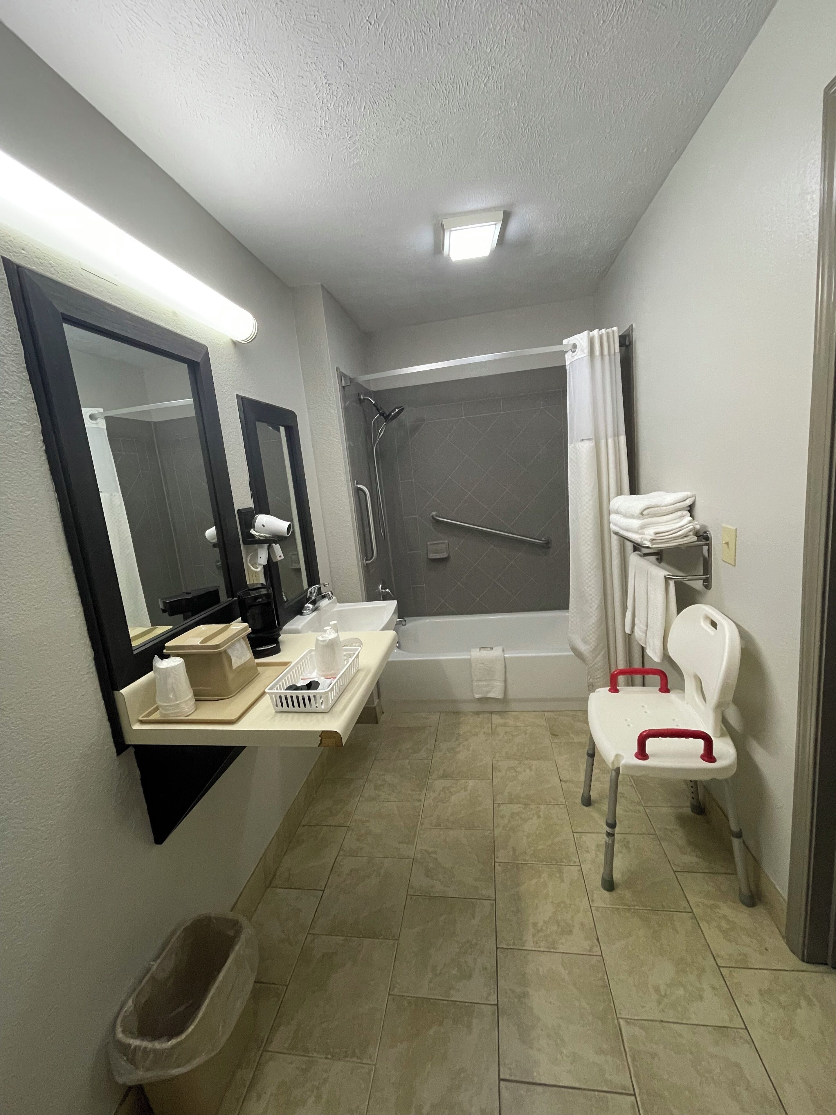 room, 1 king bed, accessible, non smoking | bathroom | combined shower/bathtub, hair dryer, towels