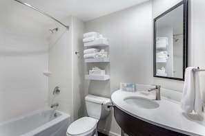 Kostenlose Toilettenartikel, Haartrockner, Handtücher
