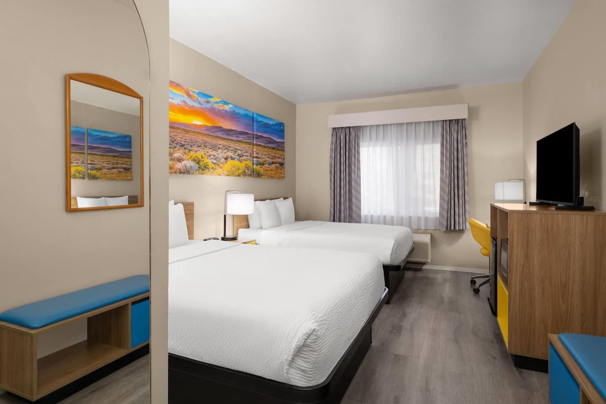 Habitación, 2 camas Queen size, para no fumadores | Escritorio, espacio para trabajar con laptop y cortinas blackout