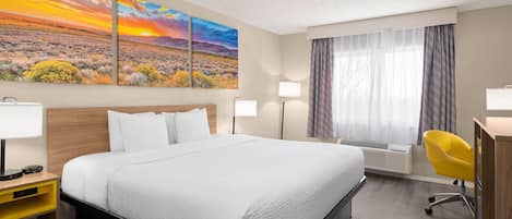 Escritorio, espacio para trabajar con laptop y cortinas blackout