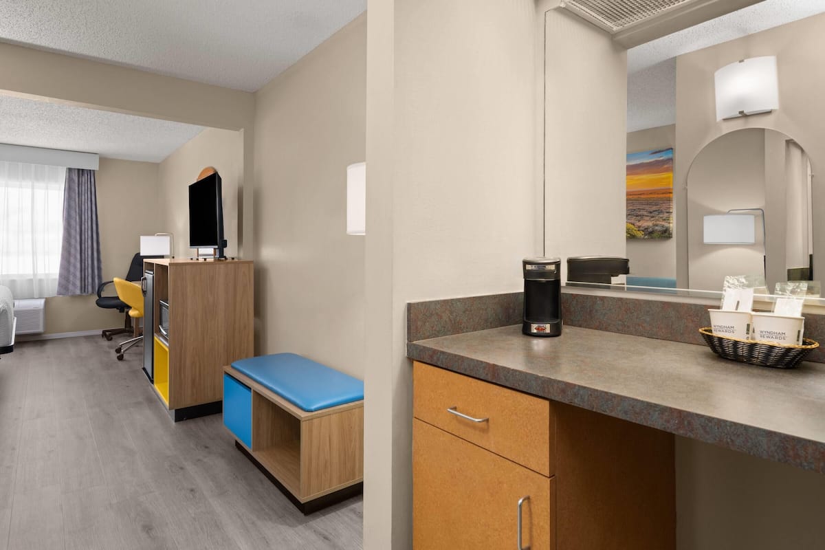 Suite estudio, 1 cama King size, para no fumadores | Escritorio, espacio para trabajar con laptop y cortinas blackout