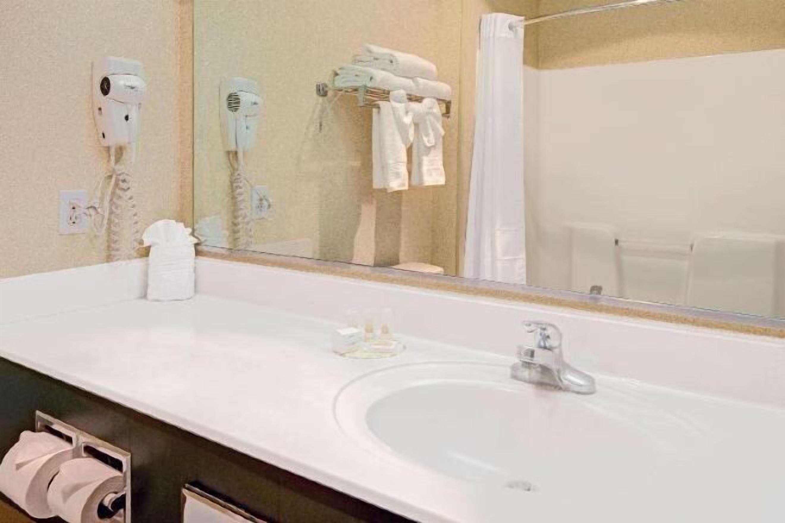 Combined shower/bathtub, free toiletries, hair dryer, towels