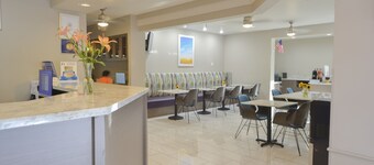 Days Inn & Suites by Wyndham Airport Albuquerque