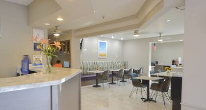 Days Inn & Suites by Wyndham Airport Albuquerque