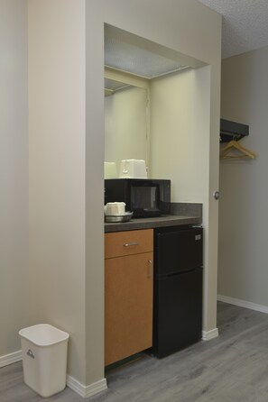 Suite estudio, 1 cama King size, para no fumadores | Escritorio, espacio para trabajar con laptop y cortinas blackout 