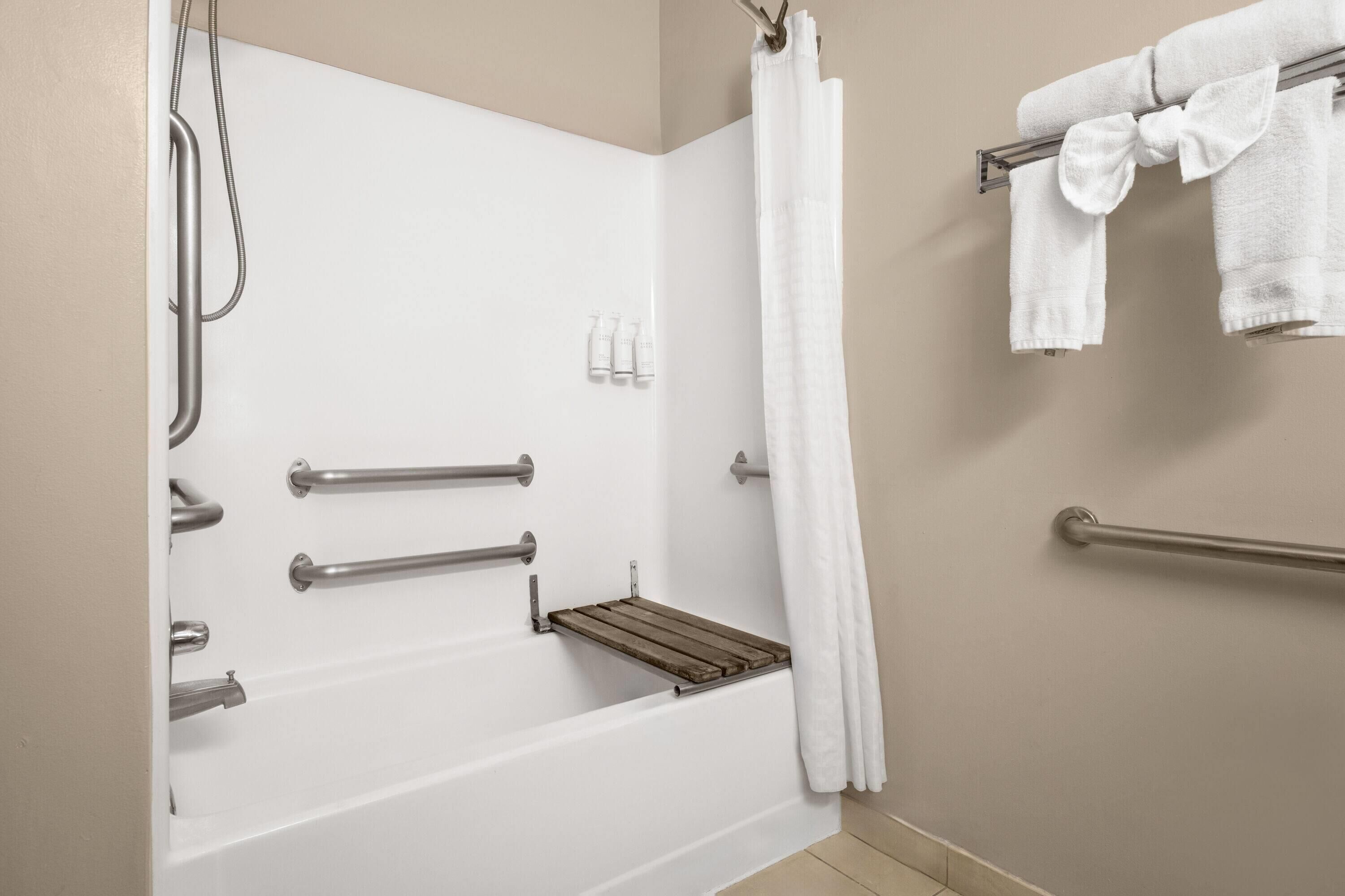 Habitación, 2 camas Queen size, con acceso para personas discapacitadas, para no fumadores | Baño para personas con discapacidad