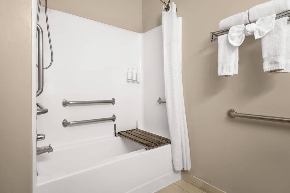 Habitación, 2 camas Queen size, con acceso para personas discapacitadas, para no fumadores | Baño para personas con discapacidad