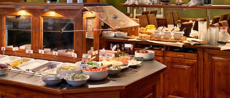 Frukostbuffé varje dag (EUR 15.00 per person)