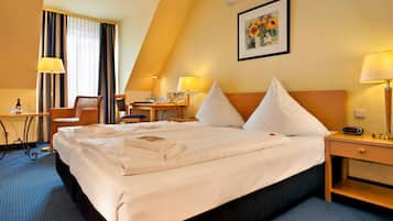 Zimmersafe, Schreibtisch, Verdunkelungsvorhänge, schallisolierte Zimmer