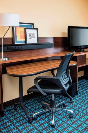 Executive Suite, 1 King Bed with Sofa bed, Non Smoking | Premium bedding, desk, blackout drapes, iron/ironing board