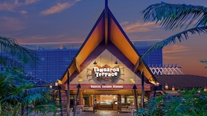 2 restaurants, breakfast, lunch, dinner served; American cuisine