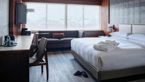 Premium bedding, desk, iron/ironing board, cribs (free) - Detroit Marriott Southfield (Southfield)