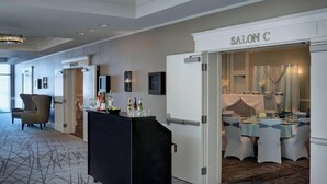 A hotel lobby with a reception desk, a bar area, and a dining area labeled 'SALON C'. - Detroit Marriott Southfield (Southfield)