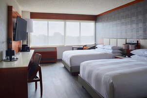 Habitación, 2 camas dobles | Ropa de cama de alta calidad, escritorio, tabla de planchar con plancha