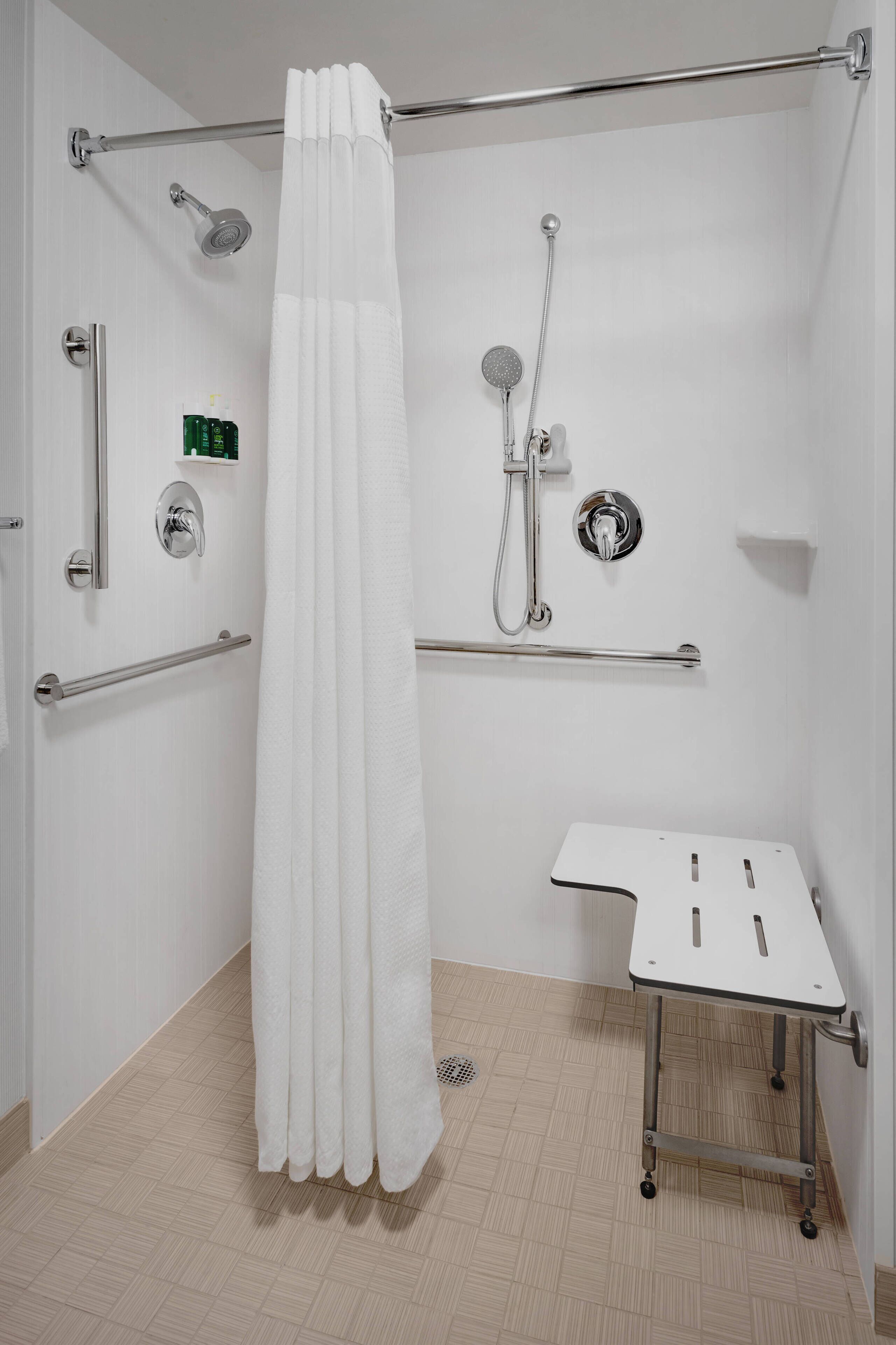 Tina con regadera, amenidades de baño gratuitas, secadora de cabello 