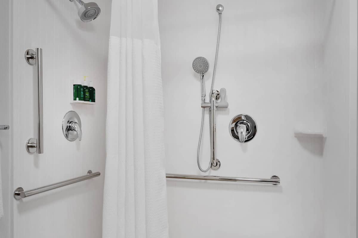 Tina con regadera, amenidades de baño gratuitas, secadora de cabello