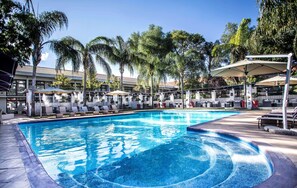 Outdoor pool, free cabanas, sun loungers