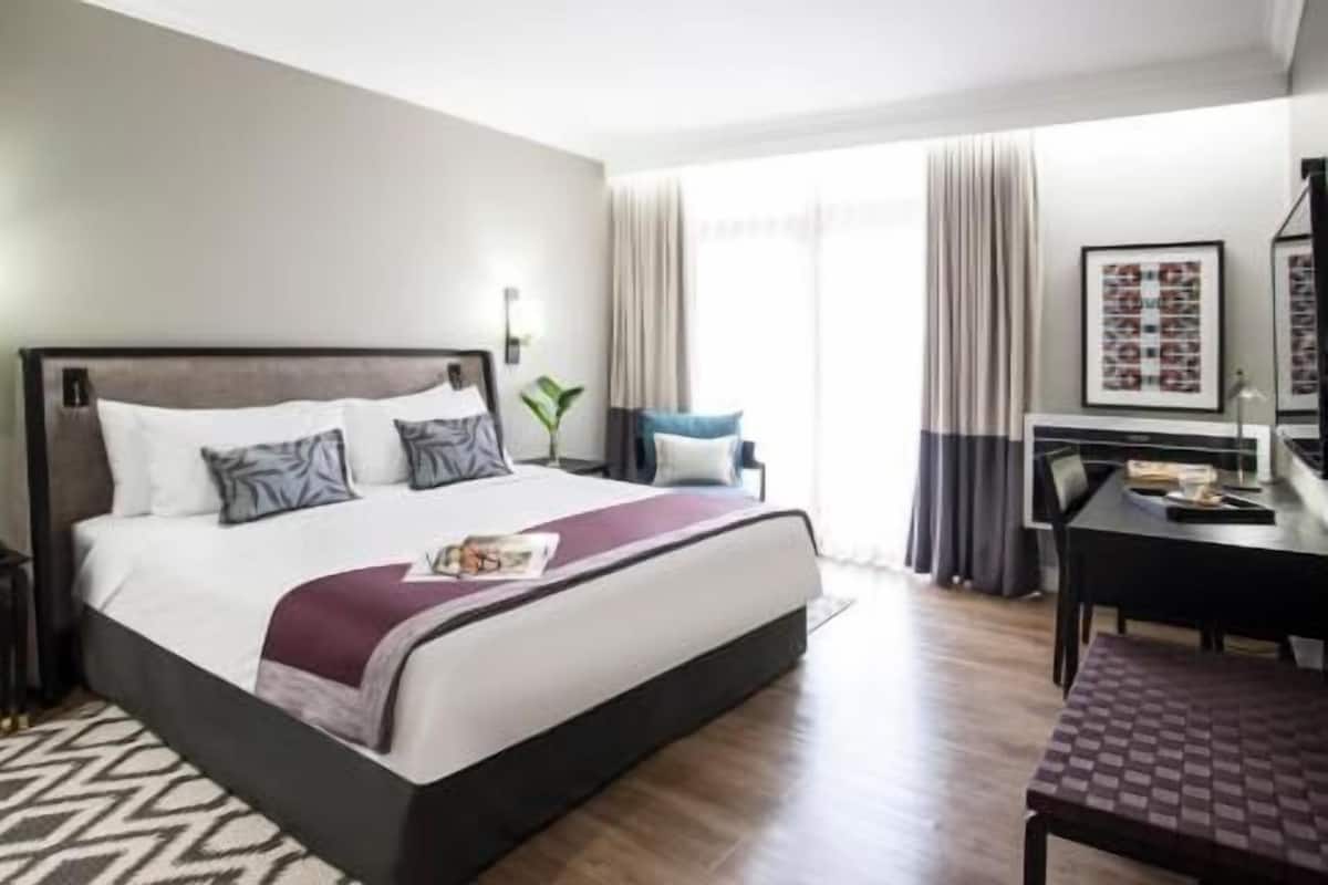 Minibar, caja de seguridad en la habitación y escritorio