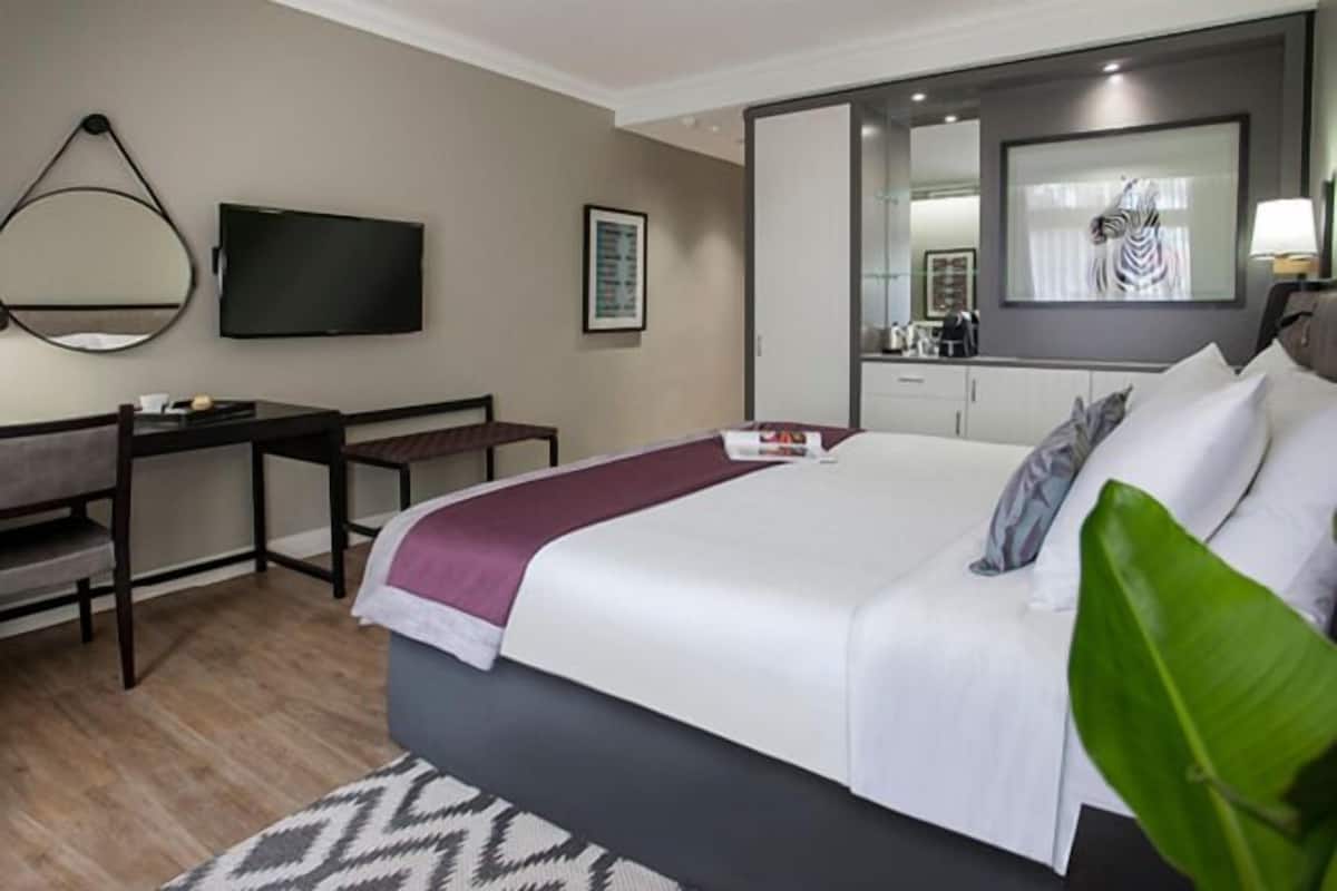 Minibar, in-room safe, desk, laptop workspace