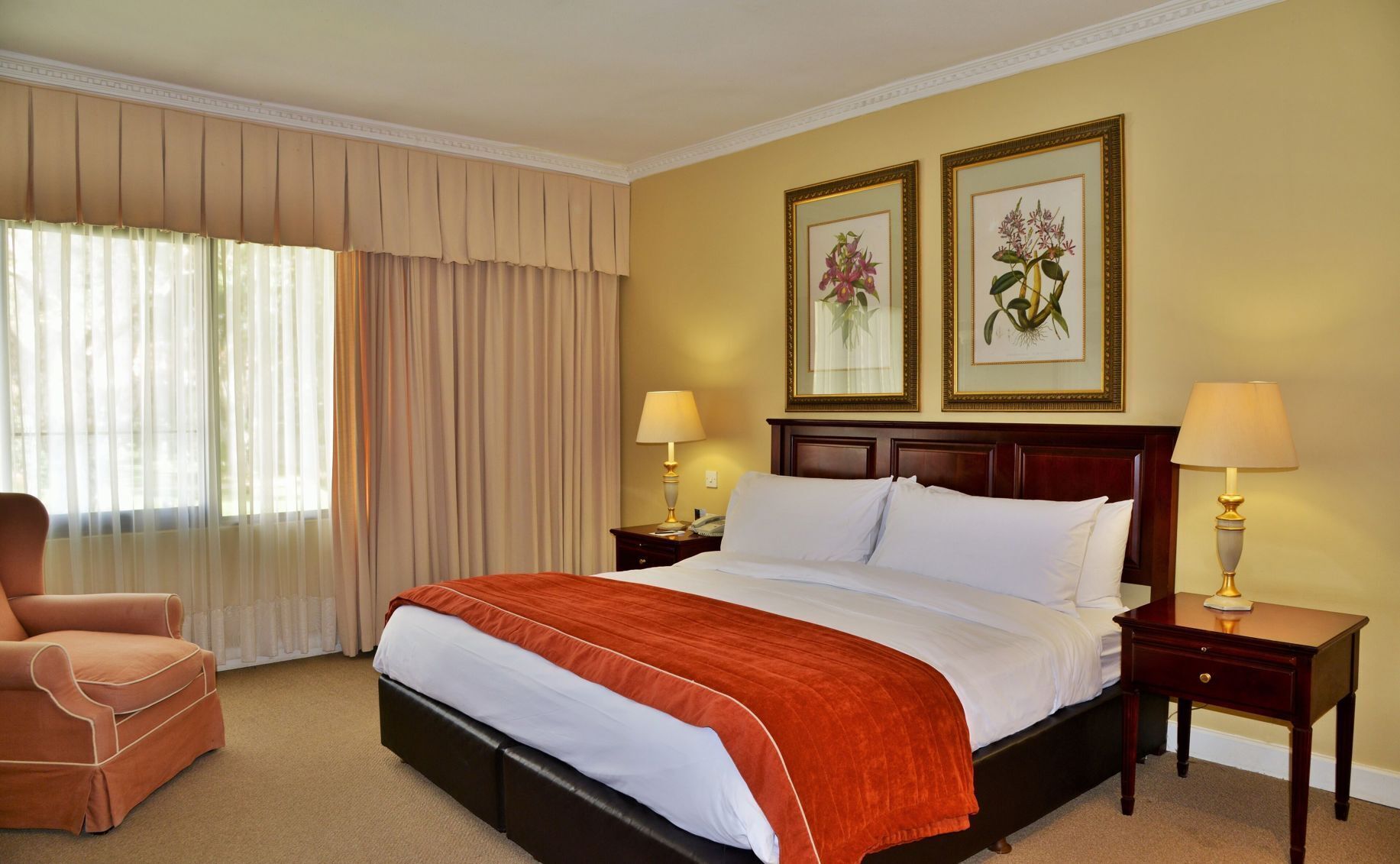 Minibar, värdeförvaringsskåp på rummet och skrivbord