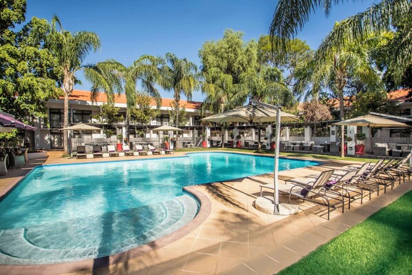 Outdoor pool, free pool cabanas, pool loungers