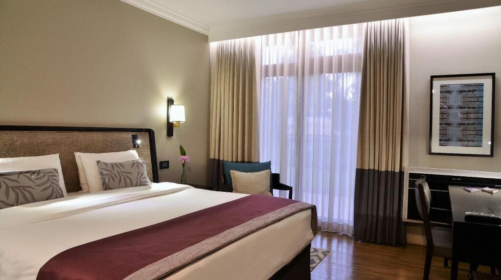 Minibar, värdeförvaringsskåp på rummet och skrivbord