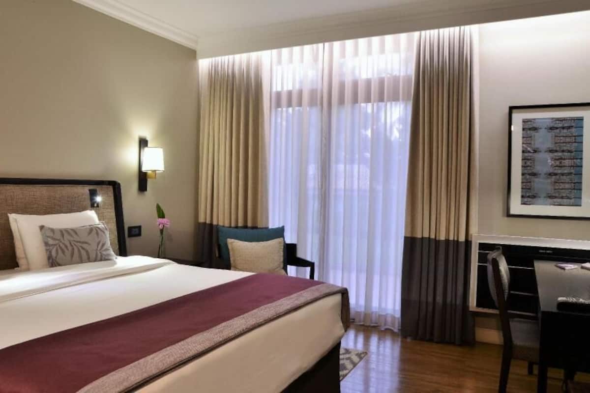 Minibar, caja de seguridad en la habitación y escritorio