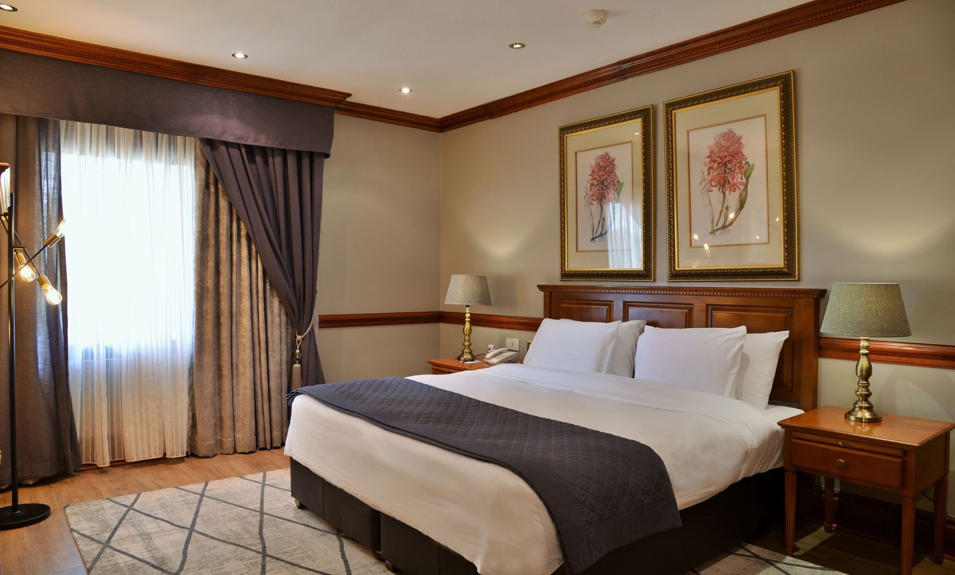 Minibar, värdeförvaringsskåp på rummet och skrivbord