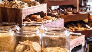 Un bufé con diversos alimentos y una estatua de Buda.