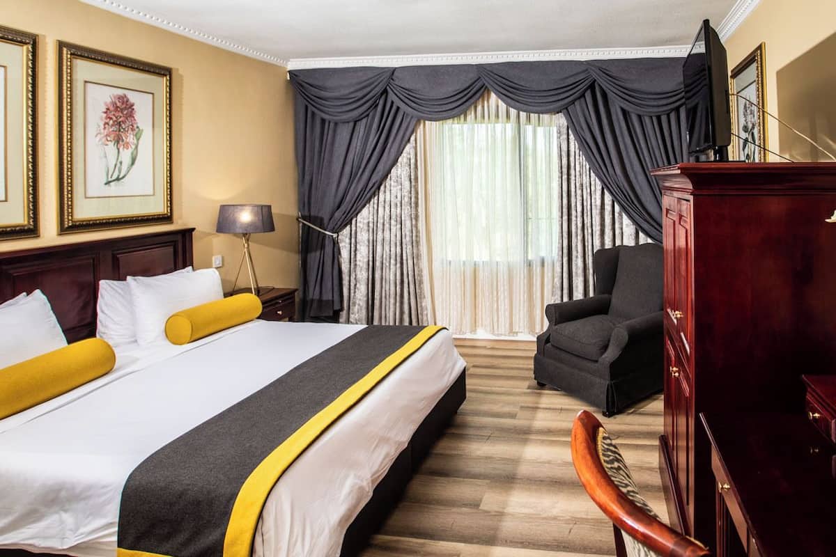 AVANI Suite | Minibar, in-room safe, desk, laptop workspace