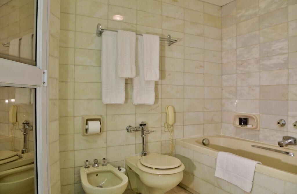 Badkar/dusch, regndusch, gratis toalettartiklar och hårtork