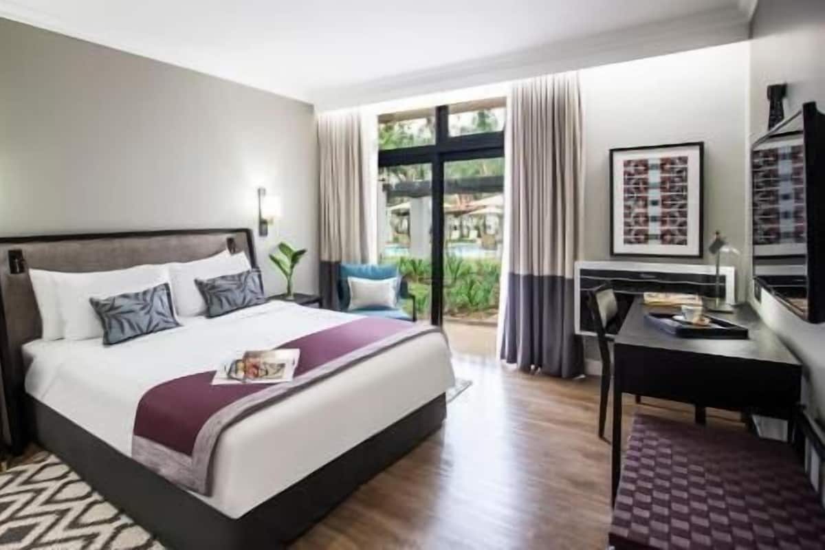 Minibar, caja de seguridad en la habitación y escritorio