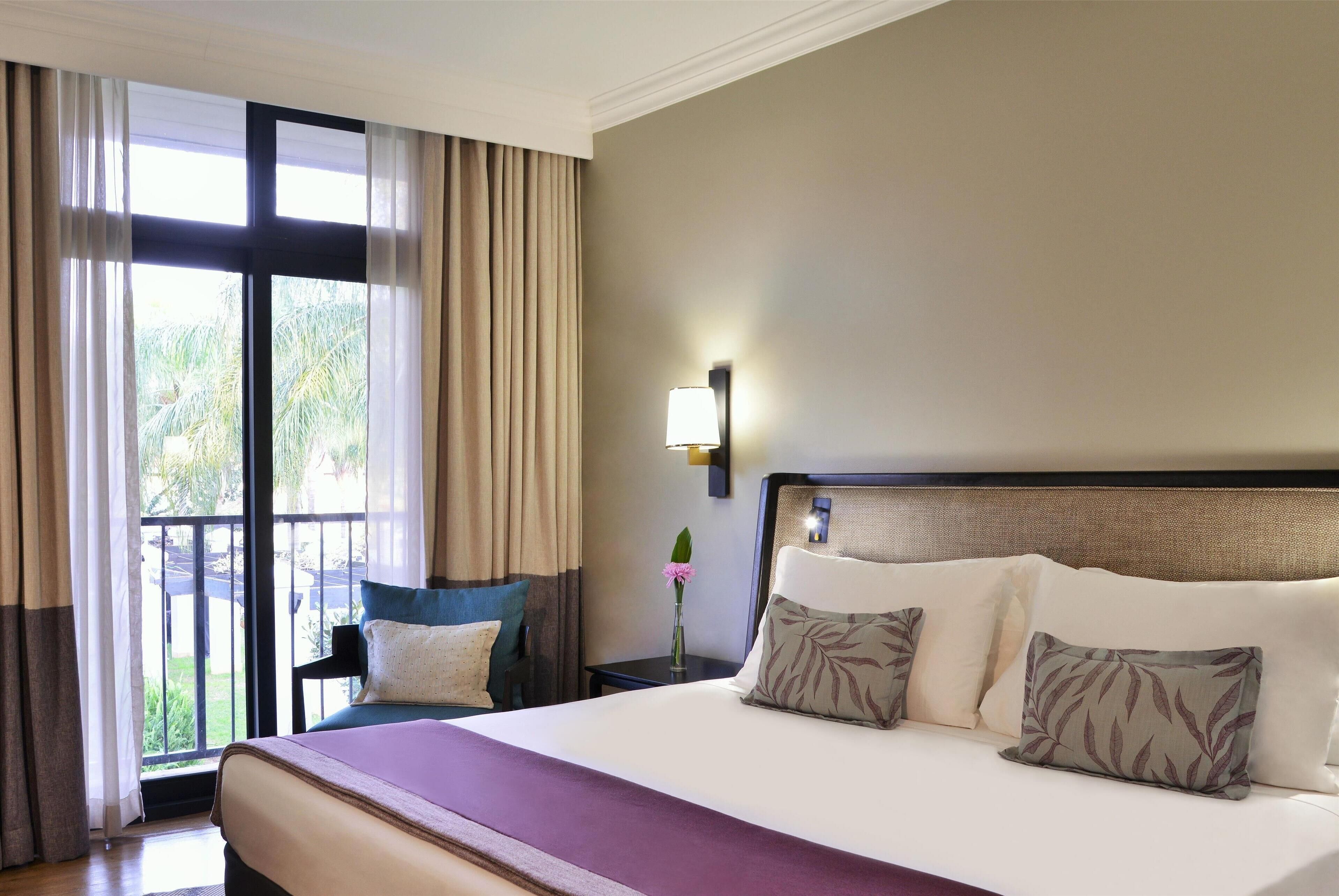 AVANI Superior Room | Minibar, in-room safe, desk, laptop workspace