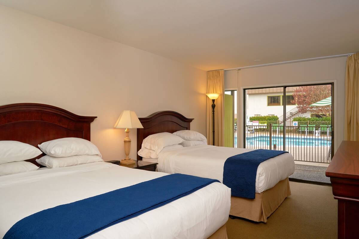 Room, 2 Queen Beds, Poolside