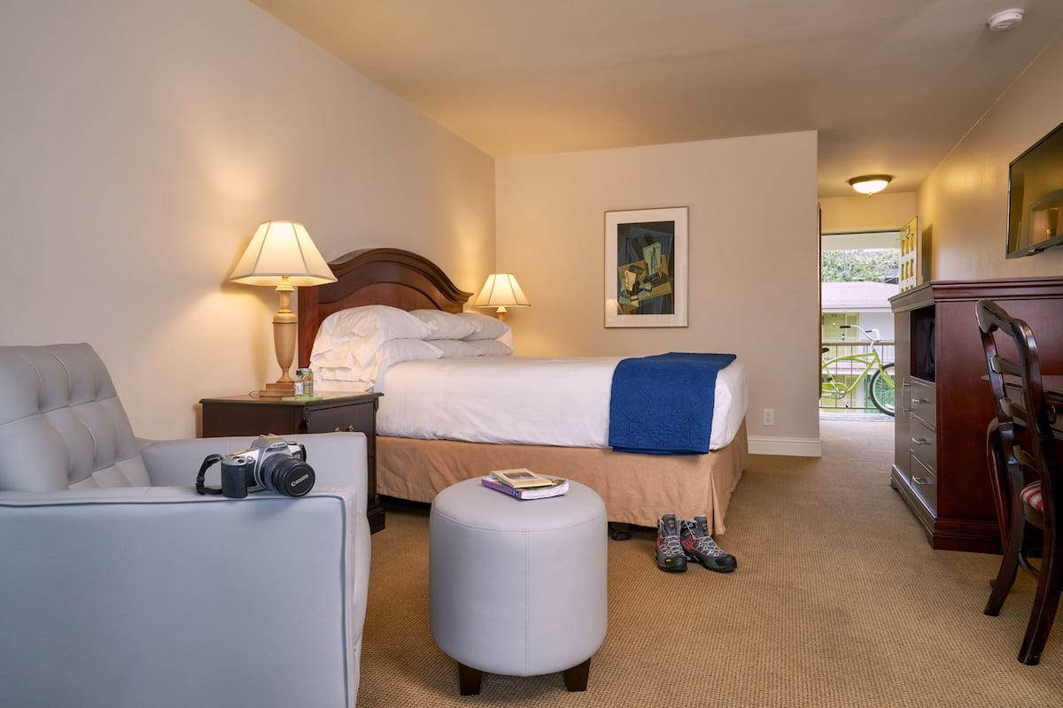 Down comforters, in-room safe, desk, iron/ironing board
