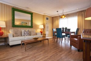 Executive Suite, 1 King Bed | Living area